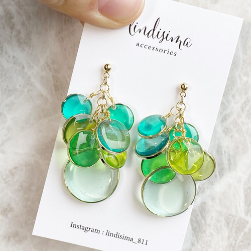 透明感の美しい グリーンのつぶつぶサークルピアス イヤリング 新緑 緑