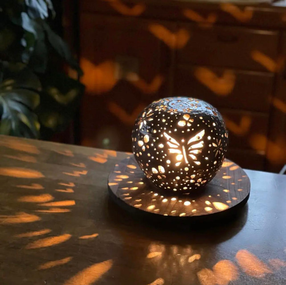 まるで別世界✨蝶と花の光が映る癒しの灯りランプシェード スタンド