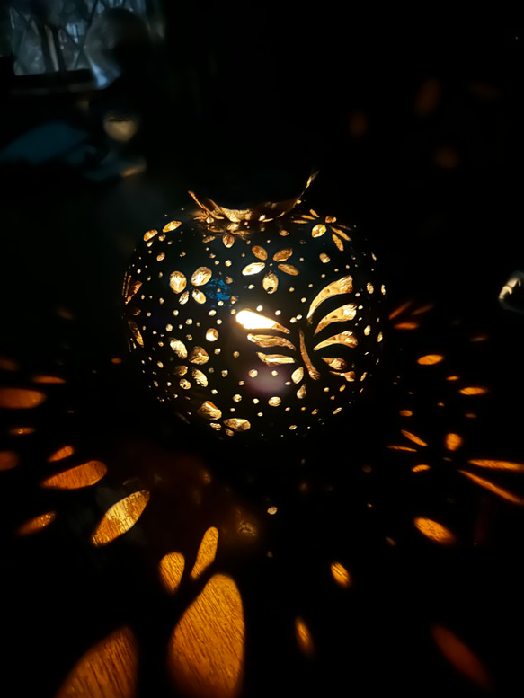 まるで別世界✨蝶と花の光が映る癒しの灯りランプシェード 5枚目の画像