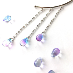 紫陽花のイヤーフック　（シンプル　ガラス　ドロップ　透明感　アジサイ　青　紫） 3枚目の画像