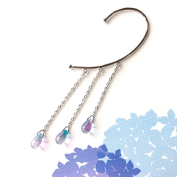 紫陽花のイヤーフック　（シンプル　ガラス　ドロップ　透明感　アジサイ　青　紫） 2枚目の画像