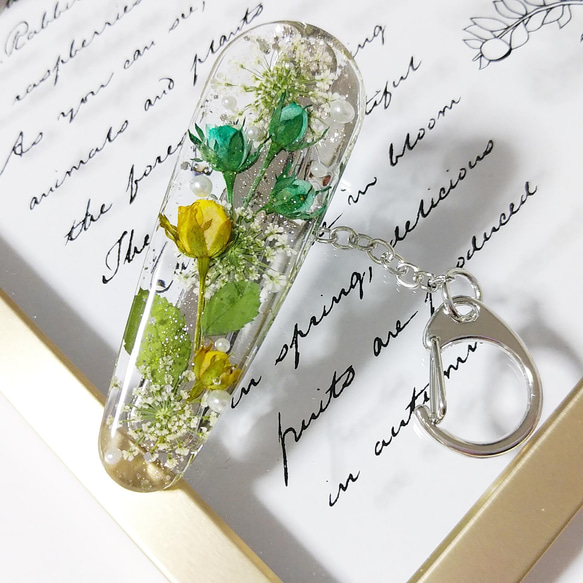 キークリップ　バッグチャーム　母の日プレゼント　ギフト　キーホルダー　薔薇蕾　バラ　押し花　ボタニカル　グリーン 1枚目の画像