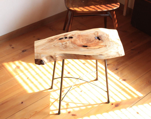 天然木　ケヤキの一枚板のサイドテーブル　　アイアン　一点もの② 3枚目の画像