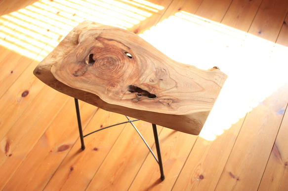 天然木　ケヤキの一枚板のサイドテーブル　　アイアン　一点もの② 4枚目の画像