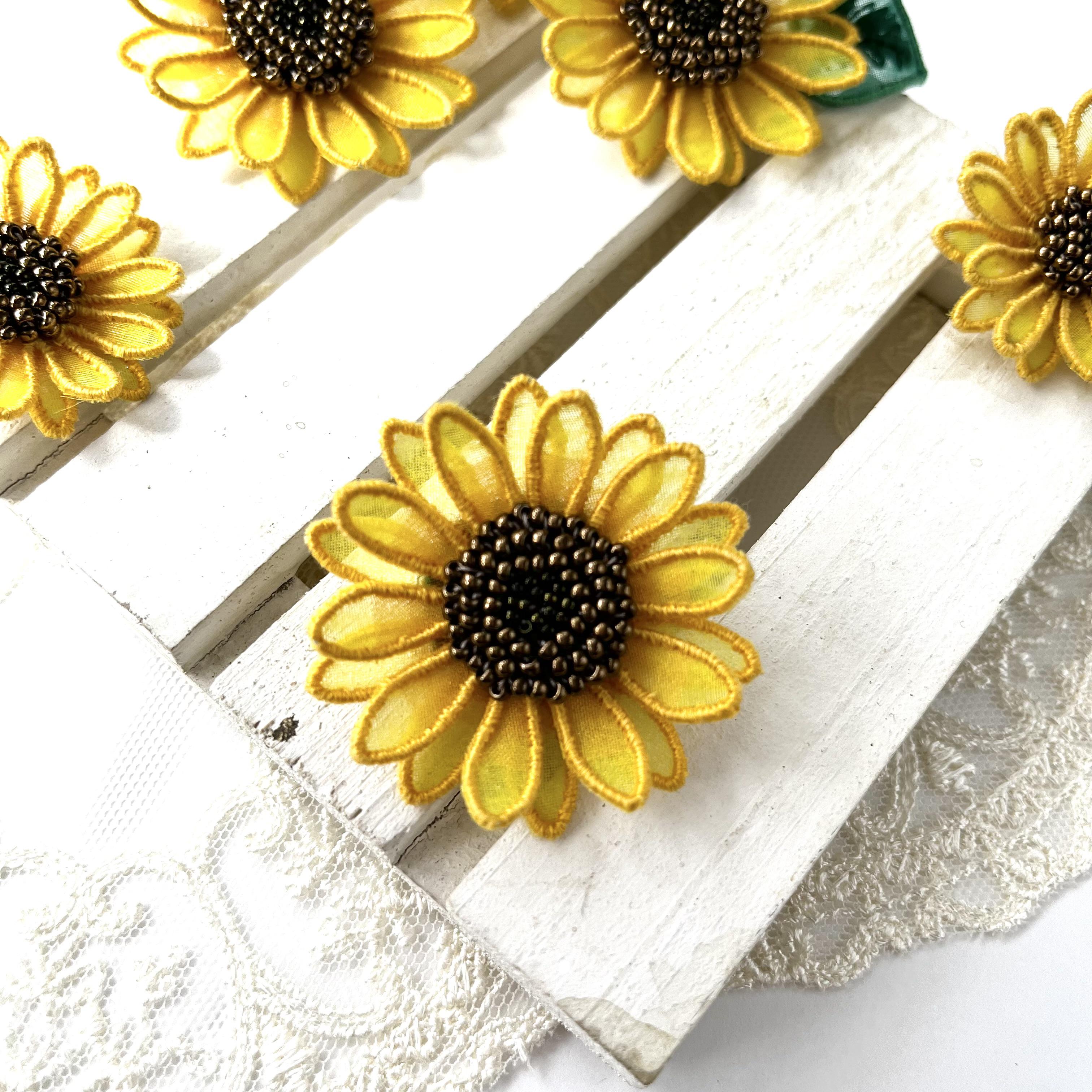 週末特価)立体刺繍 リースブローチ 86f4077630ab058c92a35b7f9e5c78