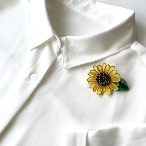 立体刺繍】ひまわりのグッドスマイルブローチ（葉っぱ付き