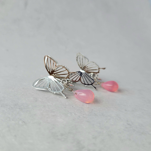 銀の羽根　蝶々のシルバーイヤリング/ピアス　ストロベリーピンクのチェコビーズ 4枚目の画像