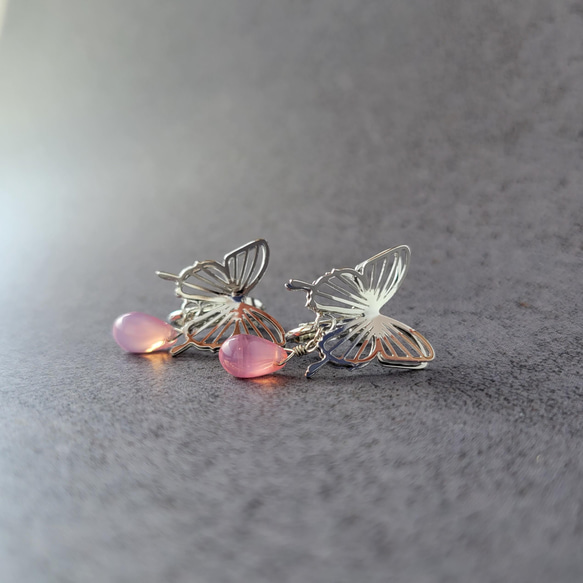 銀の羽根　蝶々のシルバーイヤリング/ピアス　ストロベリーピンクのチェコビーズ 6枚目の画像