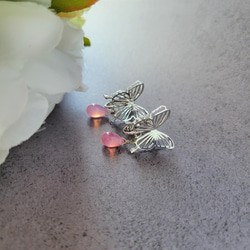銀の羽根　蝶々のシルバーイヤリング/ピアス　ストロベリーピンクのチェコビーズ 5枚目の画像