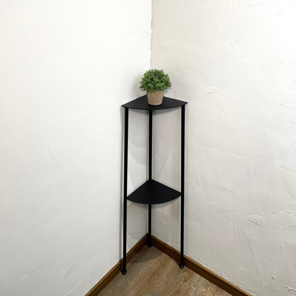 アイアンスタンド『Altair/ブラック』コーナーにピッタリ収まる