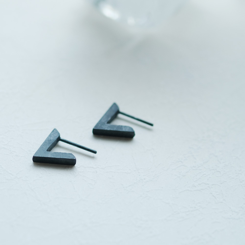 Black V字 三角 フープ ピアス シルバー925