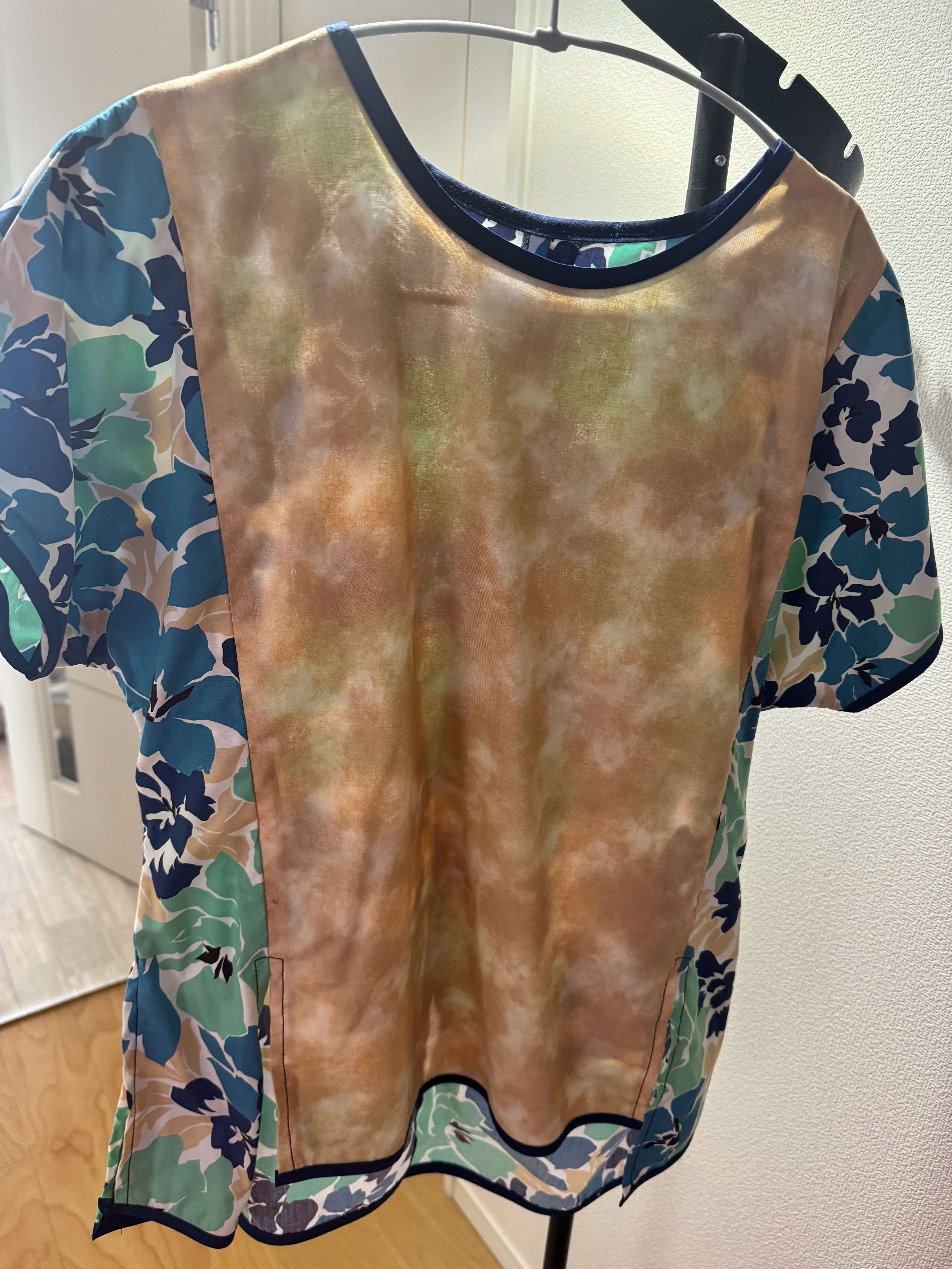 ハンドメイド　ハワイ柄とベージュのコットントップス 4,565円