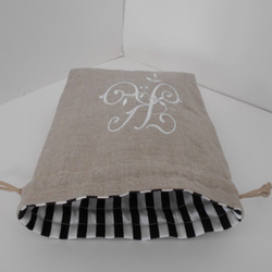 リネンの選べるエンブレムイニシャルの刺繍の巾着ポーチ　ミントグリーン 6枚目の画像