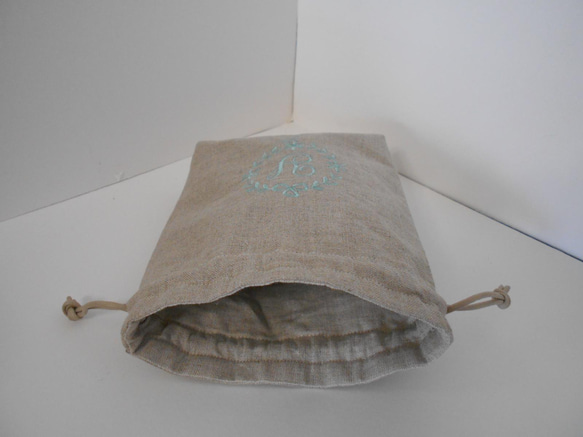 リネンの選べるエンブレムイニシャルの刺繍の巾着ポーチ　ミントグリーン 7枚目の画像