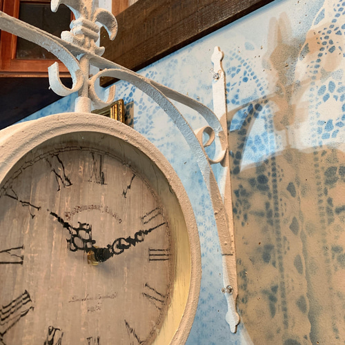 アンティークな部屋/ 両面式 壁掛け時計（回転型） ウォールクロック