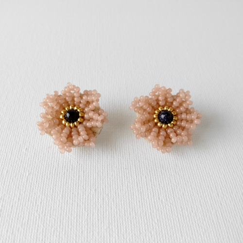 ビーズ刺繍◇花のイヤリング＊ピンク イヤリング・ノンホールピアス