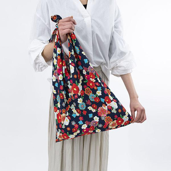 Azuma 手提包 - 山茶花和千鳥格 - 100% 聚酯纖維 Azuma 包，帶長手柄，可用作環保包 第1張的照片