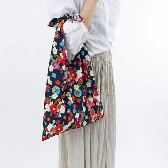 Azuma 手提包 - 山茶花和千鳥格 - 100% 聚酯纖維 Azuma 包，帶長手柄，可用作環保包 第6張的照片