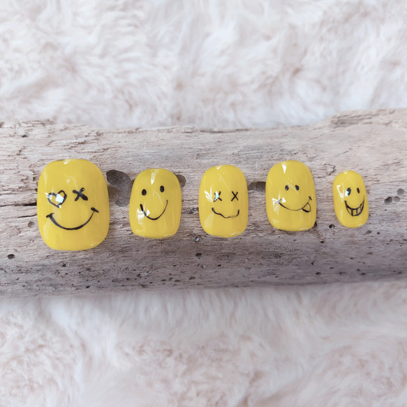 ニコちゃんネイル 5つの表情が楽しめる ショートネイルチップ キャラクター スマイル 笑顔 ジェル 短い爪 小さい爪 1枚目の画像