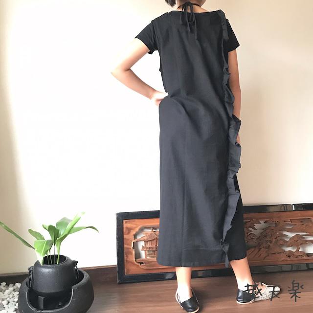 バックシャンロング丈手織り綿ワンピース シンプルなノースリーブの前、上下に走る波フリルとネック紐リボンの後ろ　　黒無地