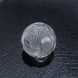 [beads169] 手彫りビーズ・水晶（龍・玉持ち）16mm 1個 1枚目の画像