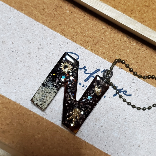イニシャルキーホルダー N 黒×宇宙 キーホルダー SUZU 通販