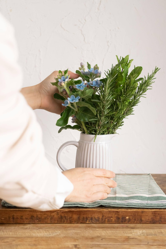 【花瓶&フレッシュハーブ】陶器マグ、ブルースターとハーブの花束セット キッチンクロス  高さ28cm 3枚目の画像