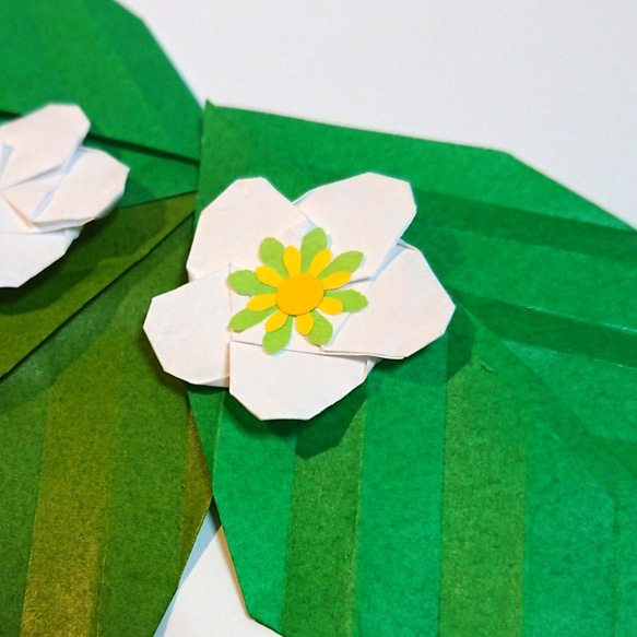 【折り紙】いちご (花と葉っぱ付) 3枚目の画像