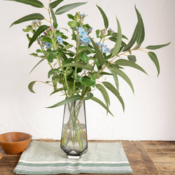 【花瓶&ユーカリとブルースター】ブルーグレーのおしゃれな花瓶、ブルースターとユーカリの花束 7枚目の画像