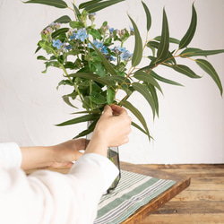【花瓶&ユーカリとブルースター】ブルーグレーのおしゃれな花瓶、ブルースターとユーカリの花束 9枚目の画像