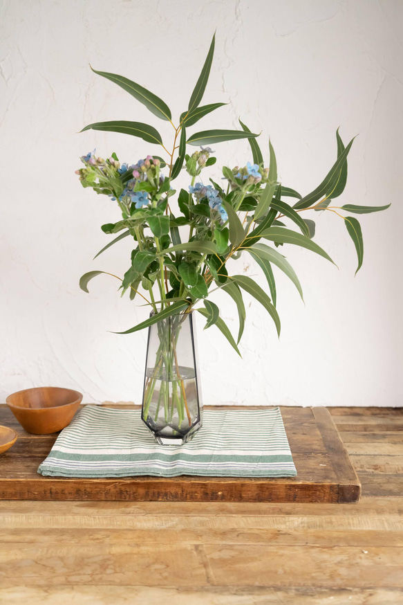 【花瓶&ユーカリとブルースター】ブルーグレーのおしゃれな花瓶、ブルースターとユーカリの花束 2枚目の画像