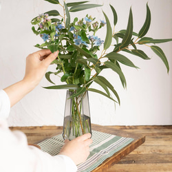【花瓶&ユーカリとブルースター】ブルーグレーのおしゃれな花瓶、ブルースターとユーカリの花束 11枚目の画像