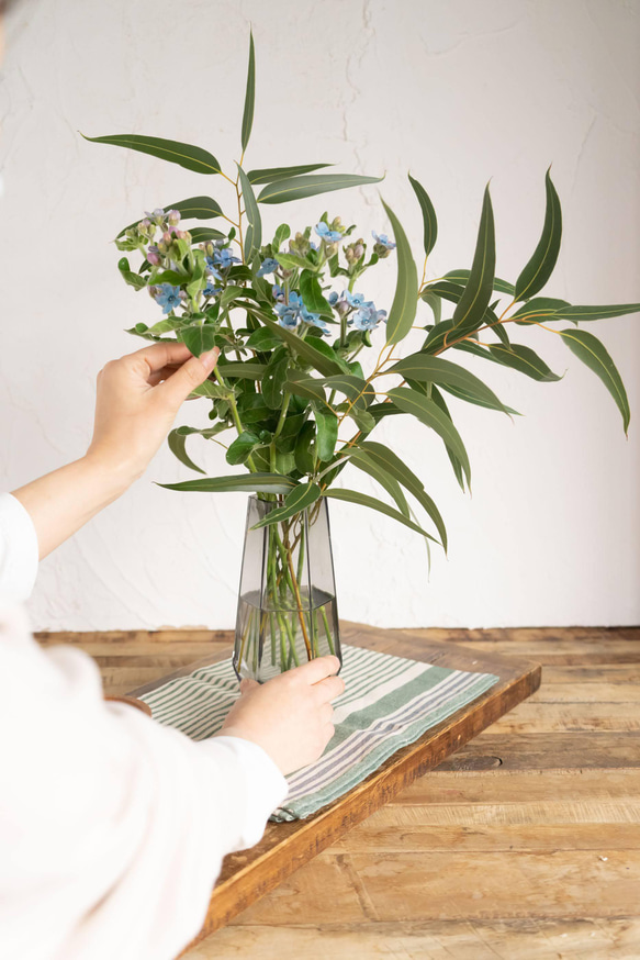 【花瓶&ユーカリとブルースター】ブルーグレーのおしゃれな花瓶、ブルースターとユーカリの花束 11枚目の画像