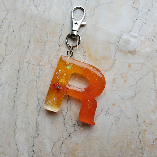 イニシャルキーホルダー R ブラック×宇宙 キーホルダー SUZU