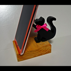 【手作りのスマホ置き ちょこ】黒猫ちゃんが片手でひょいとスマホを支えてるデザイン 5枚目の画像