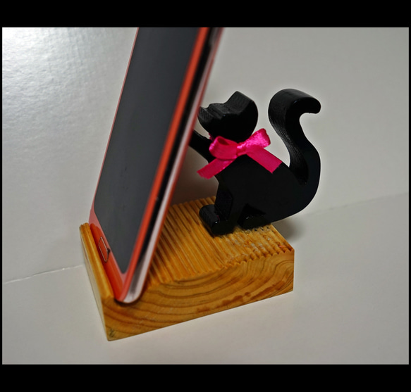 【手作りのスマホ置き ちょこ】黒猫ちゃんが片手でひょいとスマホを支えてるデザイン 5枚目の画像