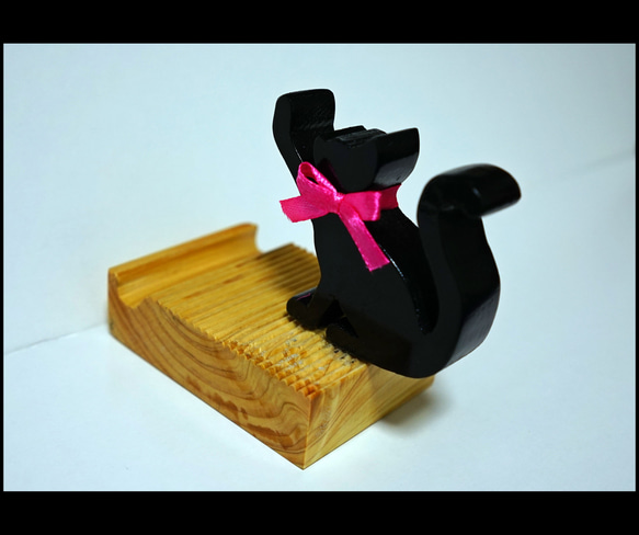 【手作りのスマホ置き ちょこ】黒猫ちゃんが片手でひょいとスマホを支えてるデザイン 4枚目の画像