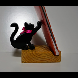 【手作りのスマホ置き ちょこ】黒猫ちゃんが片手でひょいとスマホを支えてるデザイン 3枚目の画像