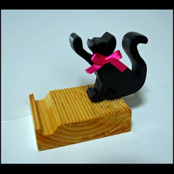 【手作りのスマホ置き ちょこ】黒猫ちゃんが片手でひょいとスマホを支えてるデザイン 6枚目の画像
