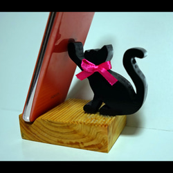 【手作りのスマホ置き ちょこ】黒猫ちゃんが片手でひょいとスマホを支えてるデザイン 1枚目の画像