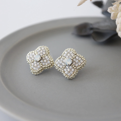 やわらかグレーの花ビーズ刺繍イヤリング／誕生日・プレゼントにも