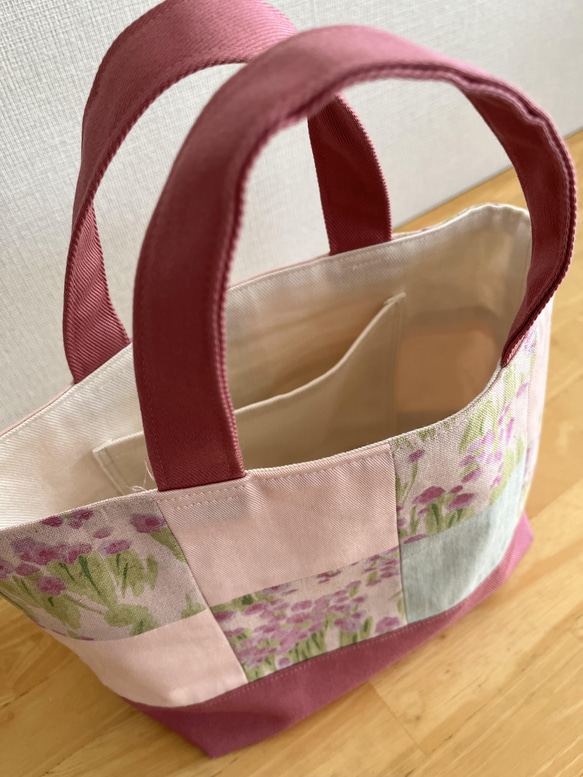 ランチバッグ.散歩バッグ.新生活におすすめのミニトートバッグ/ピンクの花柄のパッチワーク 8枚目の画像