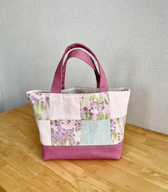 ランチバッグ.散歩バッグ.新生活におすすめのミニトートバッグ/ピンクの花柄のパッチワーク 1枚目の画像