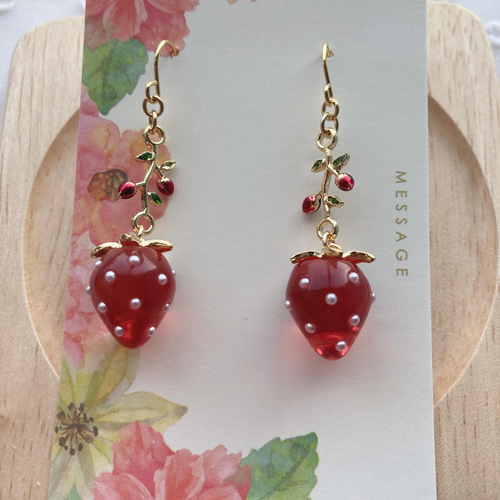 枝葉の苺ピアス*イチゴいちごストロベリー*ゆらゆら揺れる小ぶり  