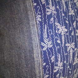 クッションカバー　リメイクデニムパンツ　浴衣リメイク　藤の花　インディゴブルー　45cm×45㎝ 2枚目の画像
