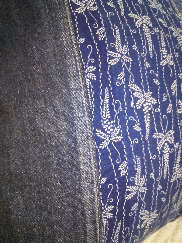 クッションカバー　リメイクデニムパンツ　浴衣リメイク　藤の花　インディゴブルー　45cm×45㎝ 2枚目の画像