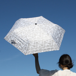 UVカット折りたたみ傘 バード ライトグレー 紫外線99.9%カット 163435 晴雨兼用 竹ハンドル 日傘 雨傘 鳥 1枚目の画像