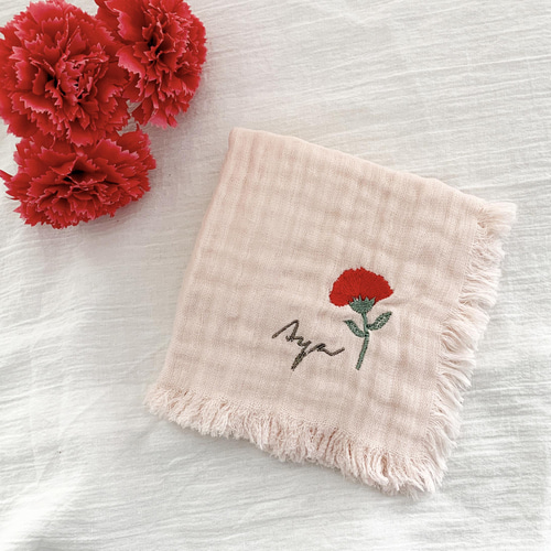 手刺繍入ちっちゃな ガーゼハンカチ【ぷっくりお花】 母の日限定 / 名入れ】高品質ガーゼハンカチ （ピンクベージュ
