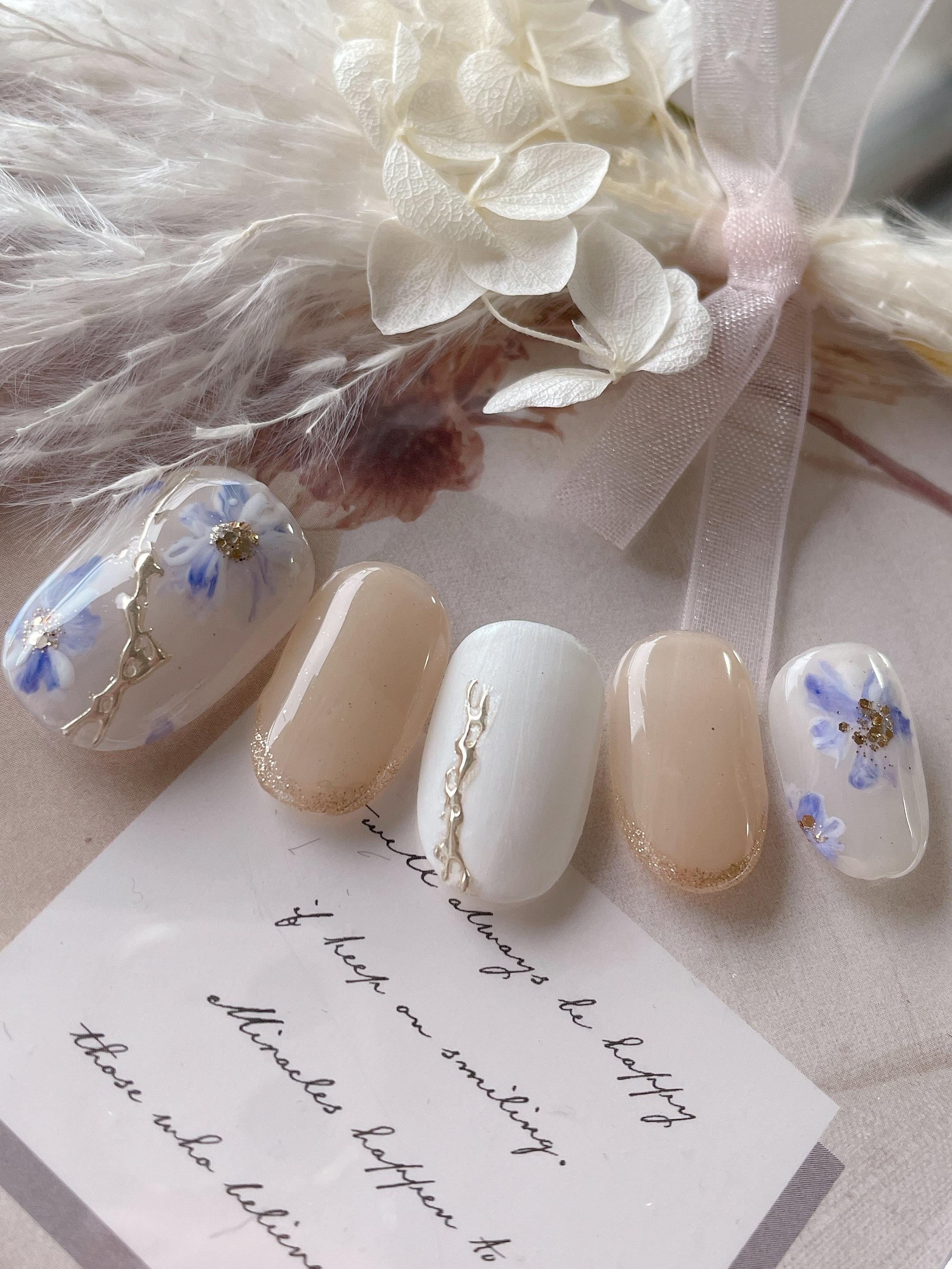 【オーダー】ネイルチップ　目玉　手書きフラワー　お花　ネイビー　ニュアンス韓国 オーダー】ネイルチップ 目玉 手書きフラワー お花 ネイビー