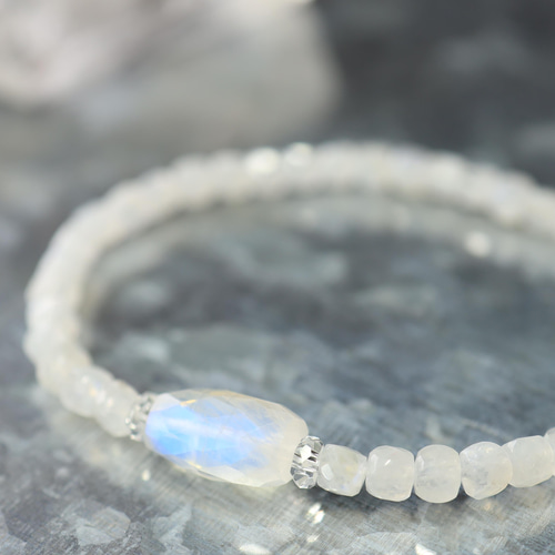 スリランカ産ロイヤルブルームーンストーン ラウンド7mm ブレスレット